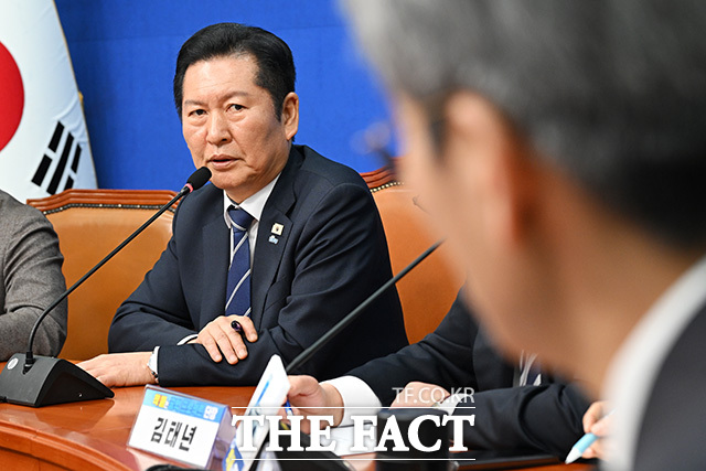 '착!붙 공약 프로젝트 2호·3호 공약 발표'에서 모두발언 하는 정 대표.