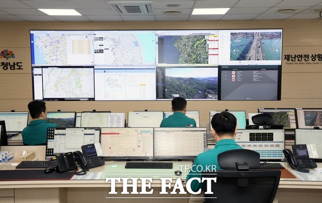 충남도 재난안전상황실 종합 모니터링 시스템. /충남도