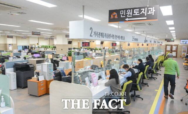 공주시가 시민 편의를 위해 복합민원 민원매니저 전담조직을 만들어 운영한. 사진은 민원실 전경 /공주시