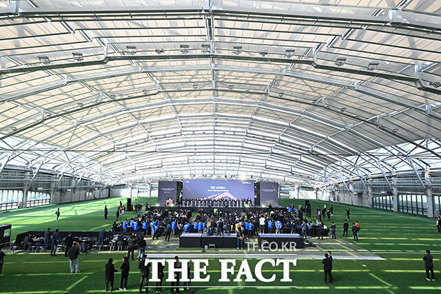 이날 개관식에 참석한 내빈들이 KFA 스타디움 앞에서 기념촬영 하는 모습. /천안=남윤호 기자