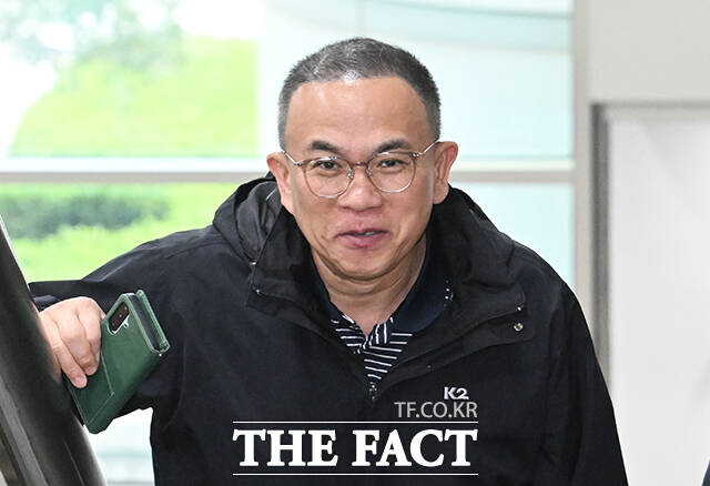 여론조사 비용 대납 의혹의 핵심 인물인 정치 브로커 명태균 씨가 7일 오후 서울 서초구 서울중앙지방법원에서 열린 공판에 출석하고 있다. /박헌우 기자