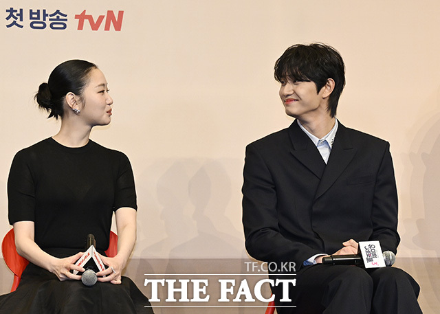 배우 김고은(왼쪽)과 김재원이 7일 오후 서울 구로구 더링크서울 트리뷰트 포트폴리오 호텔 웨딩 링크홀에서 열린 티빙 오리지널 '유미의 세포들3' 제작발표회 중 서로를 바라보고 있다. /송호영 기자