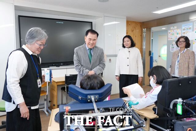 7일 천안 나사렛새꿈학교에서 김지철 충남도교육감이 보행재활로봇 시연회 참가 학생들을 격려하고 있다. /충남교육청