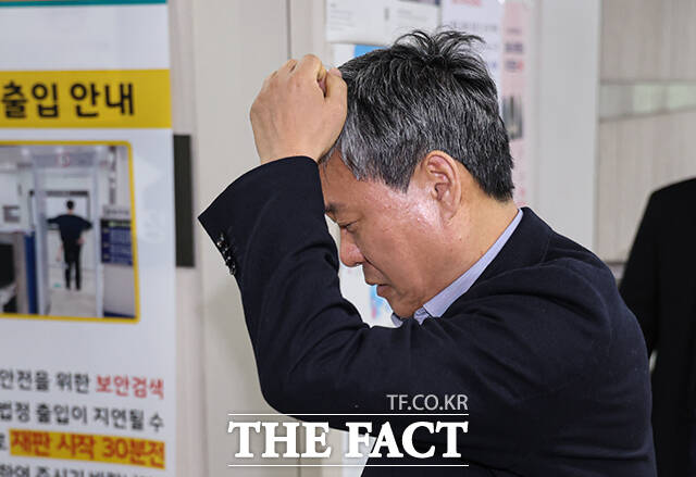 '바람픽쳐스' 고가 인수 의혹을 받는 김성수 전 카카오엔터 대표가 7일 오후 서울 서초구 서울중앙지방법원에서 열린 공판에 출석하고 있다. /박헌우 기자