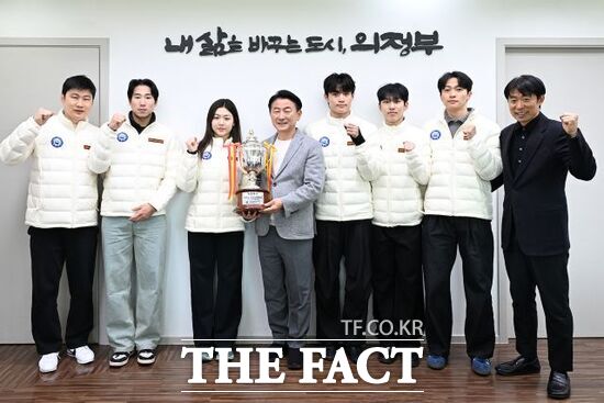 ‘2026 한국실업빙상경기연맹 회장배 스피드스케이팅대회’에서 종합우승을 차지한 경기 의정부시 빙상팀이 7일 경기 의정부시 청사를 방문, 김동근 의정부시장(왼쪽 4번째)과 함께 기념촬영을 하고 있다. /의정부시