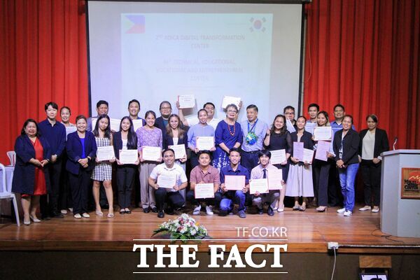 한남대학교 아·태국제협력사업단이 6일 필리핀 실리만대학교에서 KOICA 민·관 협력사업의 일환으로 추진 중인 정보통신 기능인력양성사업 AI·디지털 역량 교육 수료식을 갖고 있다. /한남대학교
