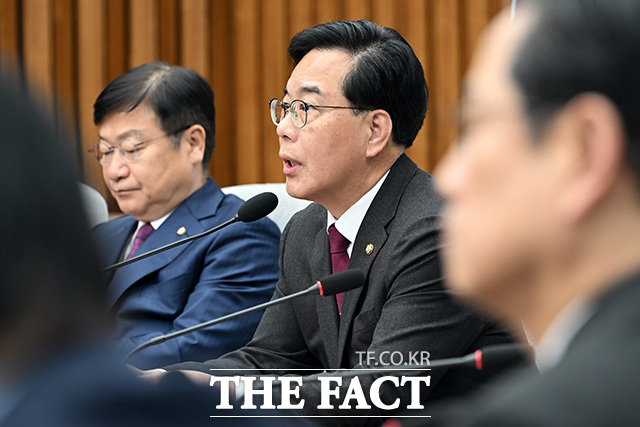 원내대책회의에서 모두발언하는 송 원내대표.