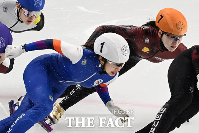 여자 1500m 결승에서 역주하고 있는 쇼트트랙 이소연(흰)과 노도희(주황).