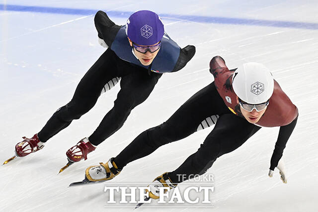 쇼트트랙 김기현(왼쪽)과 김태성이 7일 오후 서울 양천구 목동실내빙상장에서 열린 '2026-2027 쇼트트랙 국가대표 선발전' 남자 1500m 결승에서 역주하고 있다. /김성렬 기자