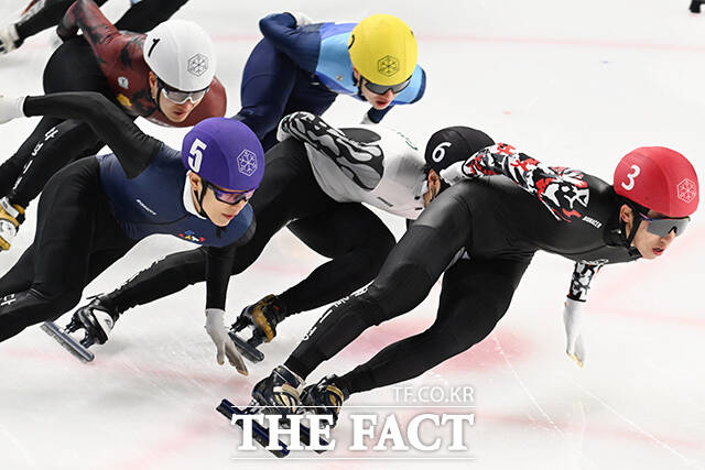 쇼트트랙 김기현(왼쪽)과 김태성이 7일 오후 서울 양천구 목동실내빙상장에서 열린 '2026-2027 쇼트트랙 국가대표 선발전' 남자 1500m 결승에서 역주하고 있다. /김성렬 기자