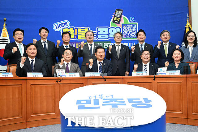 정청래 더불어민주당 대표(앞줄 가운데)와 참석자들이 7일 오후 서울 여의도 국회에서 열린 '착!붙 공약 프로젝트 2호·3호 공약 발표'에서 기념촬영을 하고 있다. /국회=남용희 기자