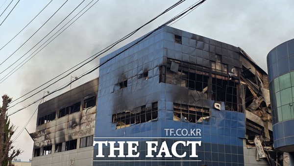 지난달 20일 대전시 대덕구 문평동 자동차 부품 공장에서 발생한 화재 진화 작업이 끝난 후 공장 모습 /정예준 기자