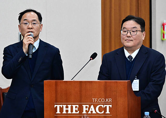 강백신 대구고검 검사(왼쪽)와 엄희준 광주고검 검사가 7일 오후 서울 여의도 국회에서 열린 윤석열 정권 정치검찰 조작기소 의혹 사건 진상규명 국정조사특별위원회 전체회의에 출석해 질의에 답변을 하고 있다. /국회=배정한 기자
