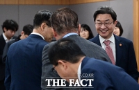  중동상황 피해업종 논의위해 산업-금융권 대표들 만나는 이억원 위원장 [포토]