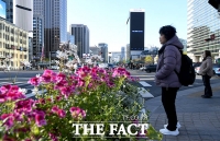  갑작스러운 추위...다시 꺼낸 겨울옷 [TF사진관]