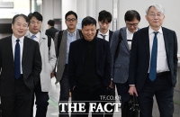  큐텐 구영배, 호화 변호인단 이끌고 '여유로운 법원 출석' [TF사진관]