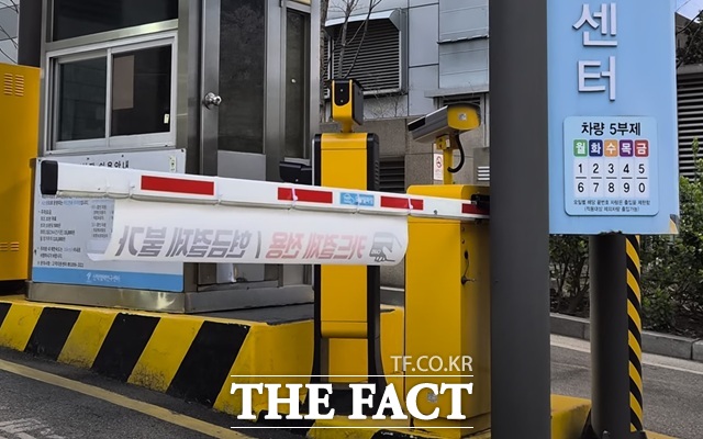 8일 오승혁의 현장은 <더팩트>가 위치한 서울 마포구 상암동 인근에 있는 공공기관들이 운영 중인 주차장을 찾았다. 이날 정부는 중동 사태 장기화로 인해 유가가 지속적인 상승세를 기록하는 가운데 전국 공영주차장 차량 5부제 시행에 돌입했다. /서울 마포구=오승혁 기자