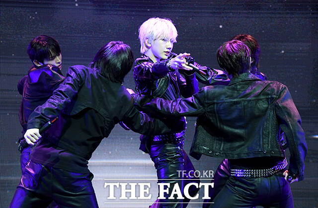 그룹 키빗업(KEYVITUP)이 8일 오후 서울 마포구 NOL 씨어터 합정 동양생명홀에서 열린 데뷔 쇼케이스에 참석해 타이틀곡 'KEYVITUP' 무대를 펼치고 있다. /박상민 기자