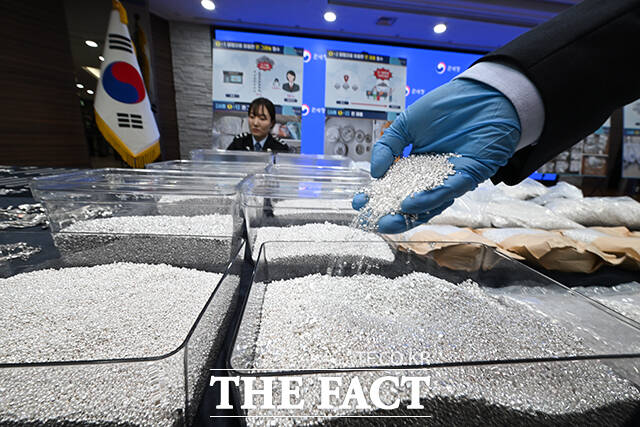 8일 오전 인천 중구 인천공항세관 수출입통관청사에서 관세청 관계자가 은 밀수 적발 및 고강도 집중단속 시행 관련 브리핑을 앞두고 압수물을 정리하고 있다. /인천=남윤호 기자