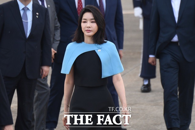 김건희 여사가 오는 18~24일 예정된 윤석열 대통령의 영국, 미국, 캐나다 순방에 동행한다. 윤 대통령의 지난 7월 북대서양조약기구(NATO·나토) 순방 당시 동행했던 김 여사는 고가 장신구 착용 논란에 휩싸였다. /남윤호 기자