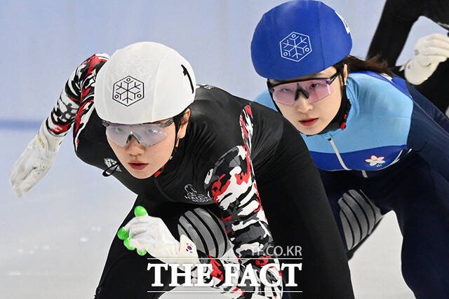 8일 오후 서울 양천구 목동실내빙상장에서 '2026-2027 쇼트트랙 국가대표 1차 선발대회'가 열린 가운데 여자 500m 예선에 출전한 선수들이 힘찬 출발을 하고 있다. /김성렬 기자
