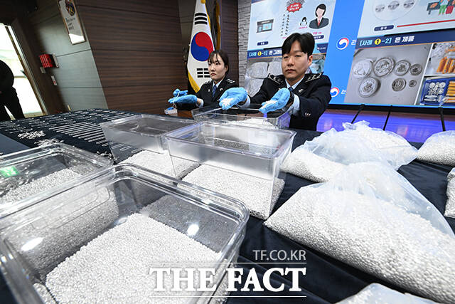 [더팩트ㅣ인천=남윤호 기자] 8일 오전 인천 중구 인천공항세관 수출입통관청사에서 관세청 관계자가 은 밀수 적발 및 고강도 집중단속 시행 관련 브리핑을 앞두고 압수물을 정리하고 있다.