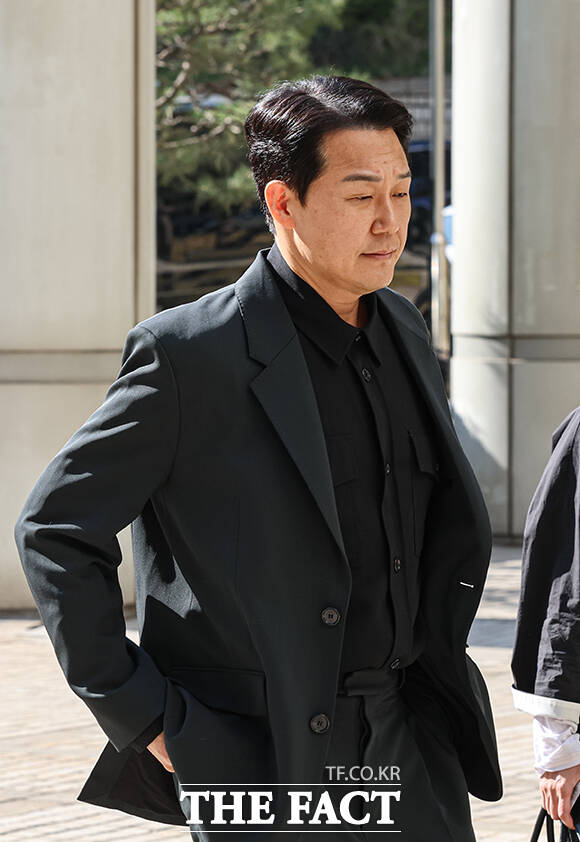 배우 박성웅이 8일 오후 서울 서초구 서울중앙지방법원에서 열린 임성근 전 해병대 1사단장의 국회증언감정법 위반 사건 관련 공판에 증인으로 출석하고 있다. /박헌우 기자