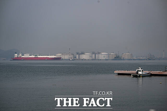 미국과 이란의 2주 휴전에 합의로 호르무즈 해협이 개방되면서 국내 산업계도 안도하고 있다. 사진은 적막감이 감돌고 있는 전남 여수시 원유부두 전경. /남해=박헌우 기자