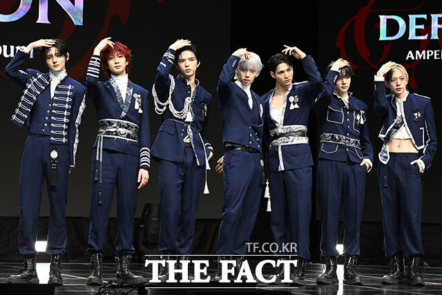 앰퍼샌드원이 신곡 'GOD'의 안무 포즈를 하고 있다.