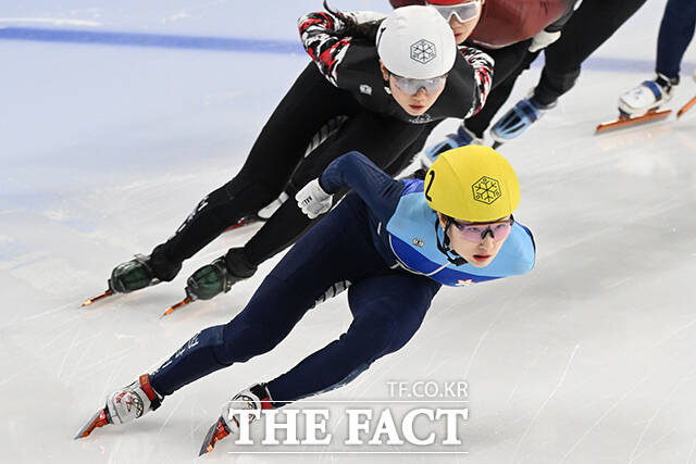 최민정(앞) 추격하는 심석희.