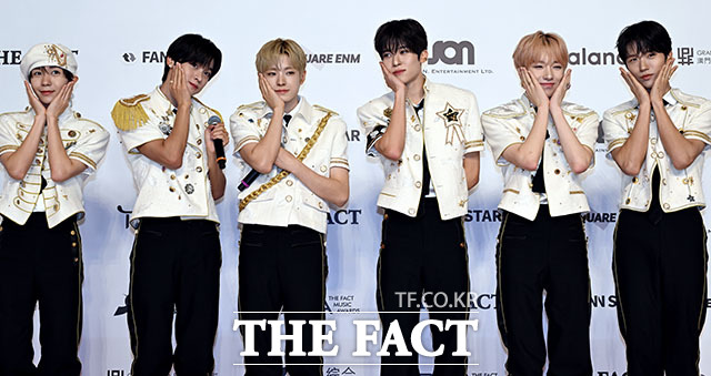 그룹 NCT WISH 료 리쿠 유우시 시온 사쿠야 재희(왼쪽부터)가 'Ode to Love'에서 여유롭고 칠(Chill)한 매력의 음악을 선보인다. 사진은 NCT WISH가 2025년 9월 20일 마카오 아웃도어 퍼포먼스 베뉴에서 열린 '2025 더팩트 뮤직 어워즈에 참석해 포즈를 취하는 모습이다./이효균 기자