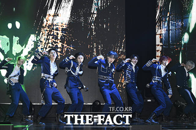 앰퍼샌드원이 군무를 하고 있다.