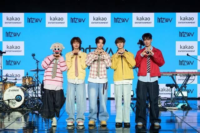 밴드 하츠웨이브의 하기와 케이텐 리안 윤영준 데인(왼쪽부터)이 8일 오후 서울 마포구 문화비축기지 T2 공연장에서 열린 첫 EP ﻿'The First Wave' 발매 기념 미디어 쇼케이스에 참석해 포즈를 취하고 있다./카카오 엔터테인먼트