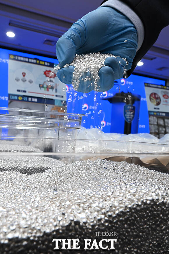 [더팩트ㅣ인천=남윤호 기자] 8일 오전 인천 중구 인천공항세관 수출입통관청사에서 관세청 관계자가 은 밀수 적발 및 고강도 집중단속 시행 관련 브리핑을 앞두고 압수물을 정리하고 있다.