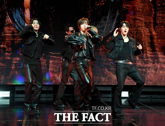 그룹 키빗업(KEYVITUP)이 8일 오후 서울 마포구 NOL 씨어터 합정 동양생명홀에서 열린 데뷔 쇼케이스에 참석해 타이틀곡 'KEYVITUP' 무대를 펼치고 있다. /박상민 기자