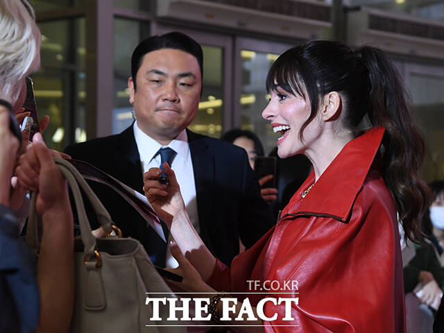 할리우드 배우 앤 해서웨이가 8일 오후 서울 영등포구 타임스퀘어에서 열린 영화 '악마는 프라다를 입는다2' 레드카펫 행사에 참석해 팬들과 인사를 나누고 있다. /박상민 기자