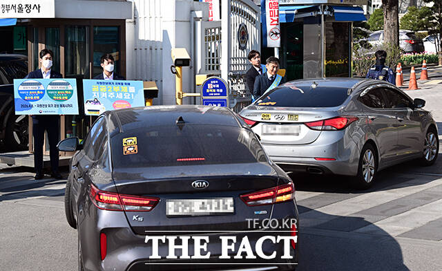 자원안보 위기경보 '경계' 단계 발령에 따른 공공기관 승용차 2부제가 시행된 8일 오전 서울 종로구 정부서울청사 입구에는 2부제를 알리는 캠페인이 진행되고 있다. /임영무 기자