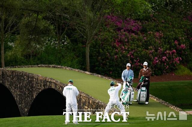 2021년 챔피언인 일본의 마쓰야마 히데키(오른쪽)가 동료인 가타오카 나오유키와의 연습라운드 도중 유서깊은 12번홀의 호건 브릿지에서 기념 촬영을 하고 있다./AP.뉴시스