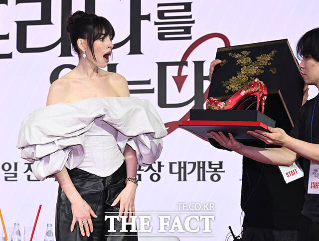 배우 메릴 스트립(왼쪽)과 앤 해서웨이가 8일 서울 광화문 포시즌스 호텔 서울에서 열린 영화 '악마는 프라다를 입는다2' 내한 기자간담회에서 제작진이 선물로 준비한 꽃신 하이힐을 받고 고개 숙여 인사하고 있다.