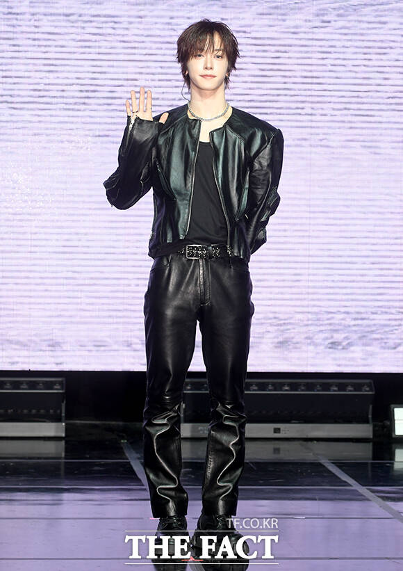 그룹 키빗업(KEYVITUP)의 재인, 세나, 현민, 루키아, 태환(왼쪽부터)이 8일 오후 서울 마포구 NOL 씨어터 합정 동양생명홀에서 열린 데뷔 쇼케이스에 참석해 포즈를 취하고 있다. /박상민 기자