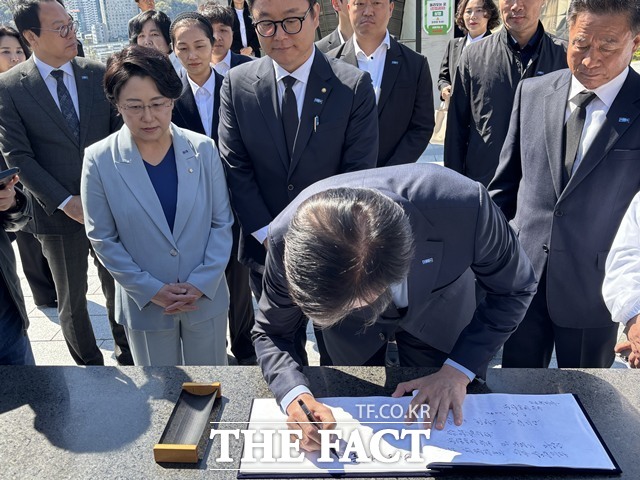 조국 조국혁신당 대표가 8일 경남 창원시 국립3·15민주묘지에서 참배를 마치고 방명록을 작성하고 있다. /창원=이하린 기자