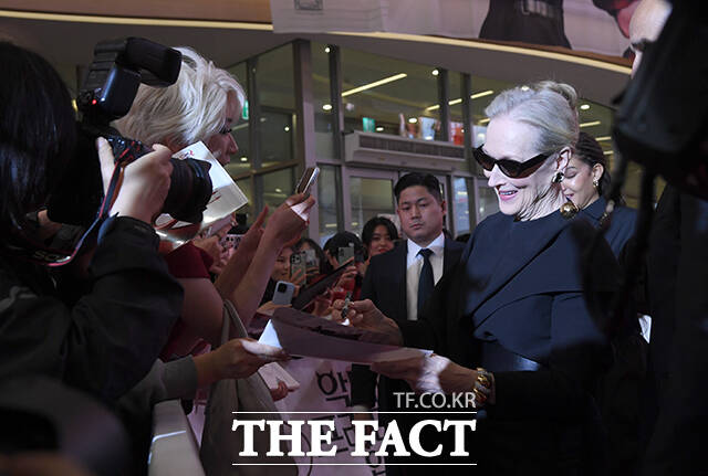 할리우드 배우 메릴 스트립이 8일 오후 서울 영등포구 타임스퀘어에서 열린 영화 '악마는 프라다를 입는다2' 레드카펫에서 팬들에게 인사하고 있다. /박상민 기자