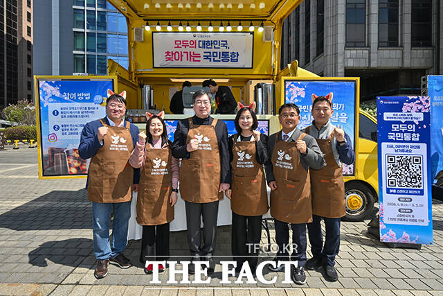 대통령직속 국민통합위원회가 8일 오후 서울 중구 프레스센터 앞 서울마당에서 '모두의 대한민국, 찾아가는 국민통합' 현장 소통행사를 개최한 가운데 한 시민이 국민 오픈마이크에서 국민통합과 관련된 제언을 하고 있다. /국민통합위원회