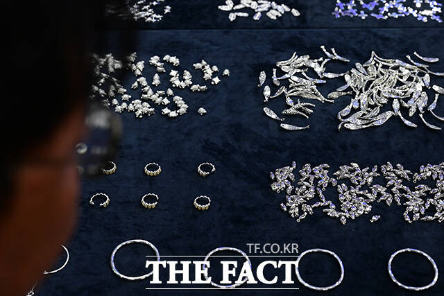 [더팩트ㅣ인천=남윤호 기자] 8일 오전 인천 중구 인천공항세관 수출입통관청사에서 관세청 관계자가 은 밀수 적발 및 고강도 집중단속 시행 관련 브리핑을 앞두고 압수물을 정리하고 있다.