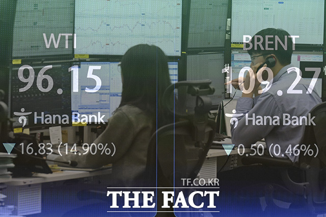 딜러들이 경제 현황을 분석하고 있다.