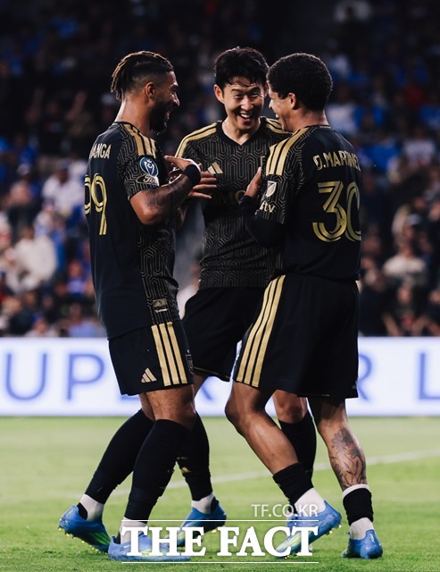 8일 크루스 아술과 2026 북중미 챔피언스컵 8강 1차전에서 3-0 승리를 이끈 손흥민(가운데)과 다비드 마르티네스./LAFC