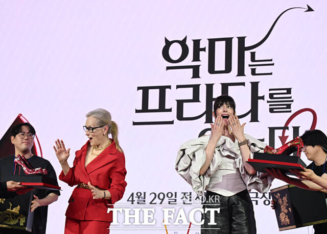 할리우드 배우 메릴 스트립(왼쪽)과 앤 해서웨이가 8일 서울 광화문 포시즌스 호텔 서울에서 열린 영화 '악마는 프라다를 입는다2' 내한 기자간담회에서 제작진이 선물로 준비한 꽃신 하이힐에 깜짝 놀라는 표정을 짓고 있다. /이새롬 기자