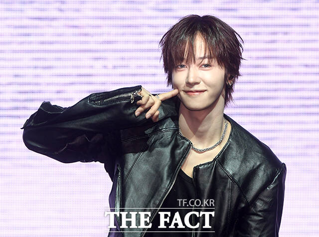 그룹 키빗업(KEYVITUP)의 재인, 세나, 현민, 루키아, 태환(왼쪽부터)이 8일 오후 서울 마포구 NOL 씨어터 합정 동양생명홀에서 열린 데뷔 쇼케이스에 참석해 포즈를 취하고 있다. /박상민 기자