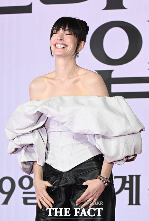 할리우드 배우 앤 해서웨이가 8일 서울 광화문 포시즌스 호텔 서울에서 열린 영화 '악마는 프라다를 입는다2' 내한 기자간담회에 참석하며 손인사를 하고 있다. /이새롬 기자