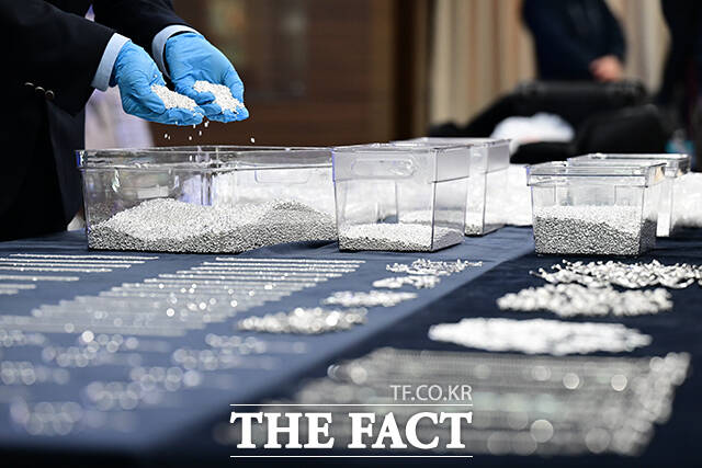 [더팩트ㅣ인천=남윤호 기자] 8일 오전 인천 중구 인천공항세관 수출입통관청사에서 관세청 관계자가 은 밀수 적발 및 고강도 집중단속 시행 관련 브리핑을 앞두고 압수물을 정리하고 있다.